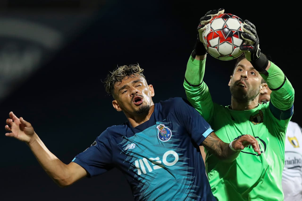 Rafael Defendi juega correctamente su área y termina quedándose con el balón.