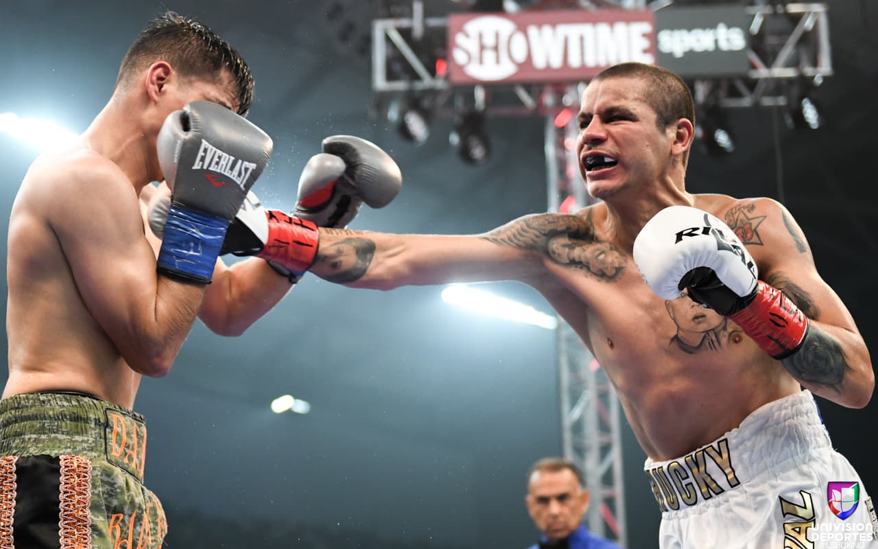 En la pelea coestelar de la noche, el campeonato supergallo de la Asociación Mundial de Boxeo (AMB), Daniel Roman le quitó el invicto al mexicano Moisés 'Chucky' Flores por amplia decisión unánime. Las tarjetas fueron de 116-112, 118-110 y 120-108 para el campeón.