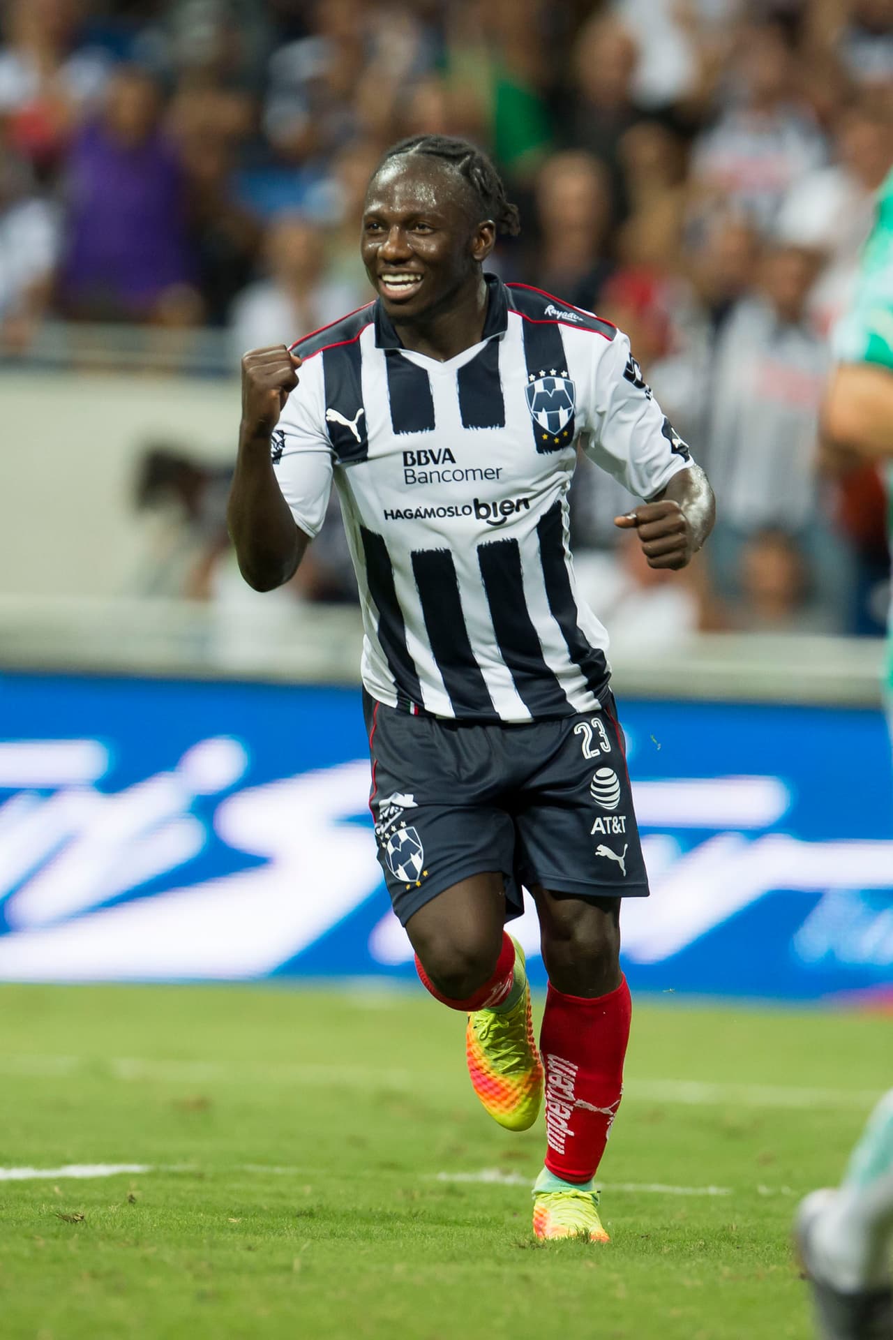 En el ataque de Colombia se encuentra 
<b>Yimmi Chará, jugador de la Liga MX con Monterrey y Dorados de Sinaloa. </b>El regreso al fútbol de su país potenció su momento y logró llamar la atención del entrenador José Pekerman, en parte por jugar en Barranquilla, la casa de su selección.