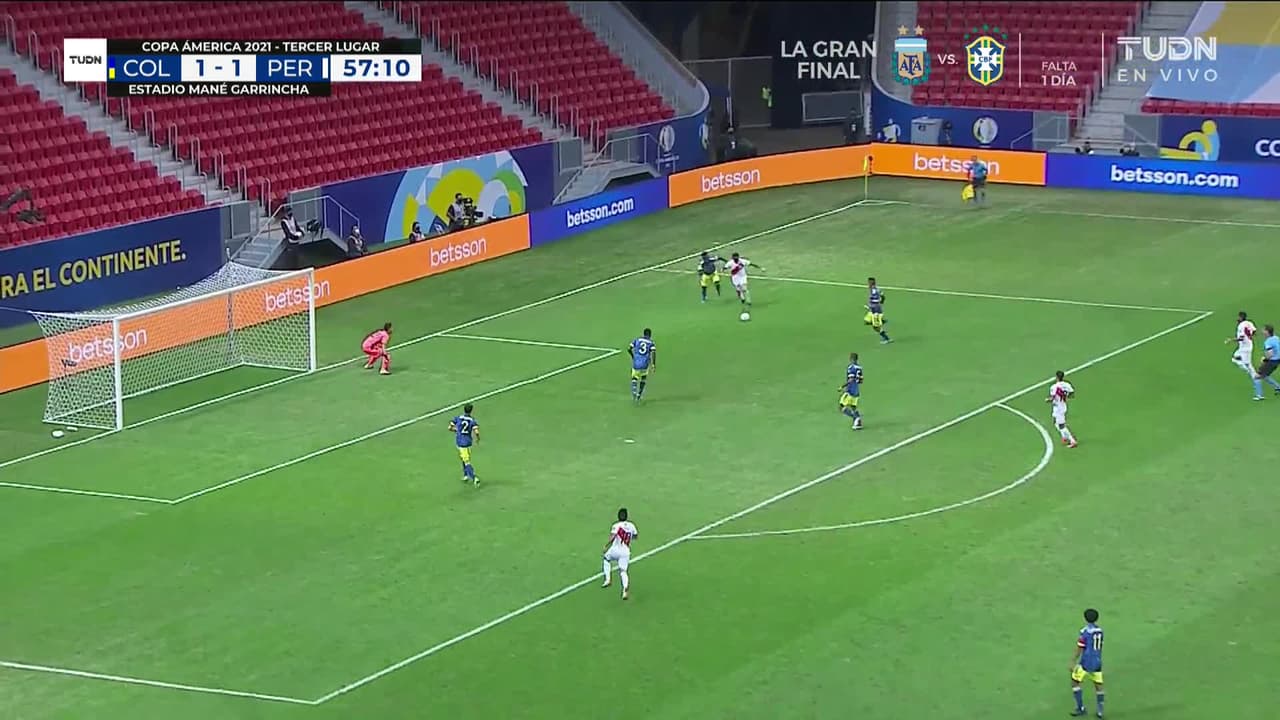 ¡CERCA! Gianluca Lapadula disparó que se estrella en el poste.