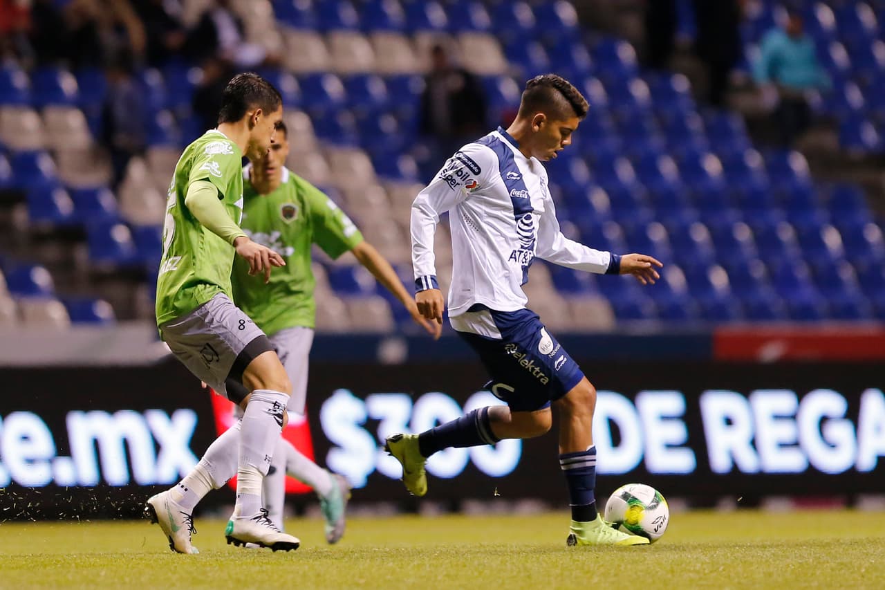Y con un amplio dominio, los Camoteros se iban adelante en el marcador 1-0 al medio tiempo para beneplácito de sus leales aficionados presentes en el Cuauhtémoc.