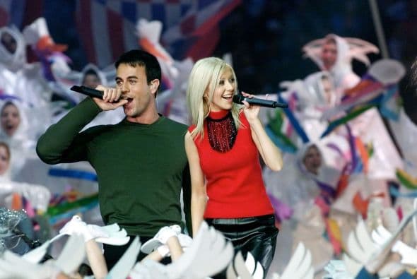 En este medio tiempo, Christina Aguilera y Enrique Iglesias cautivaron a la audiencia juntos.