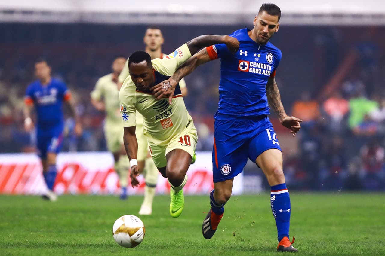 El ecuatoriano Renato Ibarra forcejeando en una de las bandas con el español Édgar Méndez, una imagen que refleja los primeros 45 minutos, de intensa lucha.