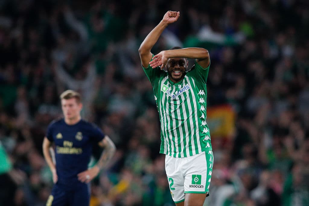 Sidnei aprovecha una distracción de la defensa del Real Madrid y saca un zapatazo al ángulo, imparable para Curtois. Abre el marcador para el Betis.
