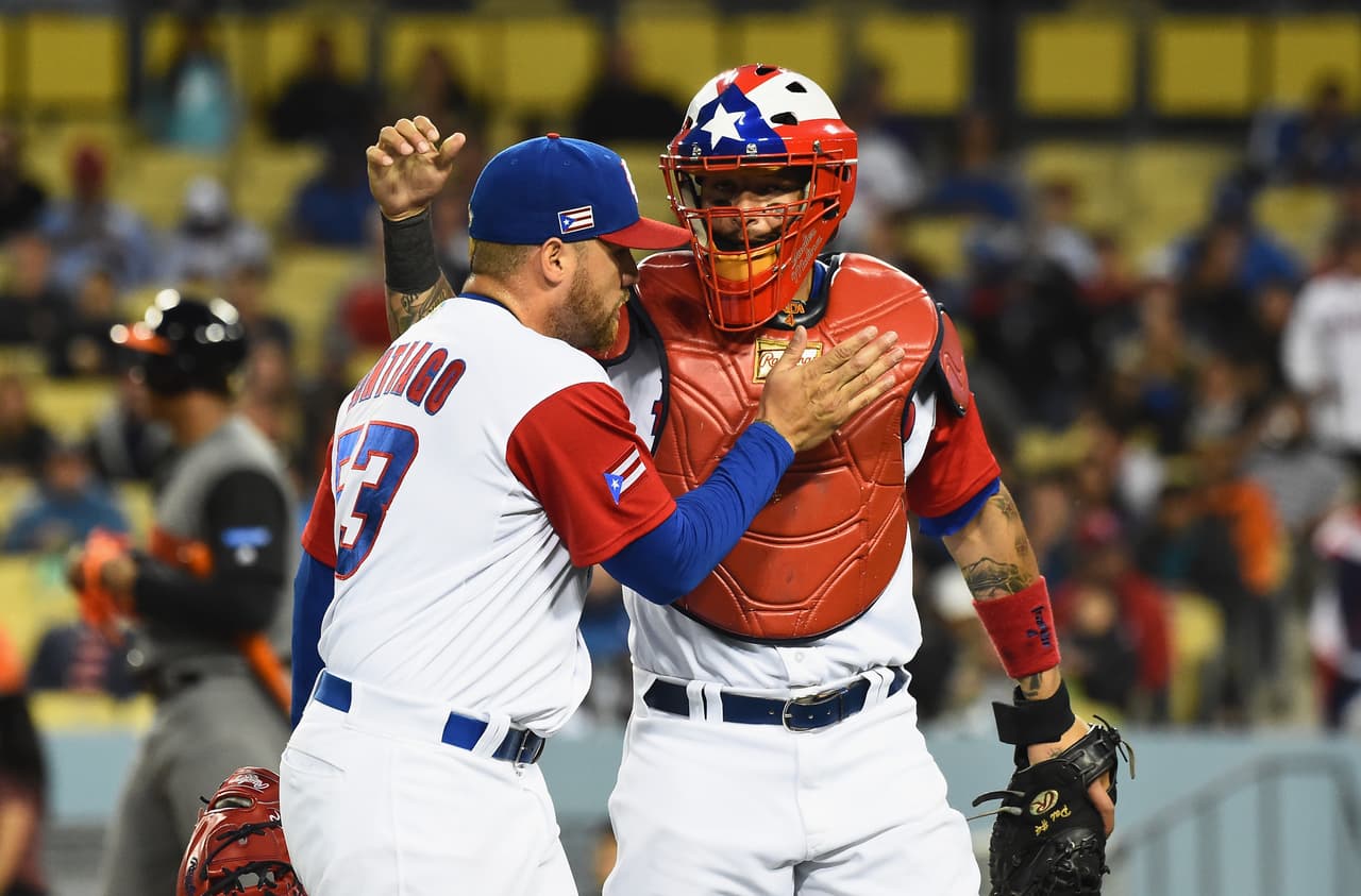 Héctor Santiago y Yadi Molina intercambian puntos de vista.