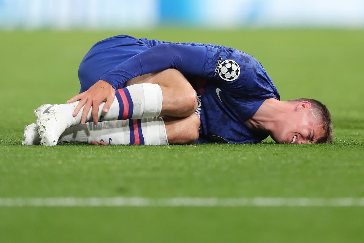 Mount es derribado y queda adolorido.