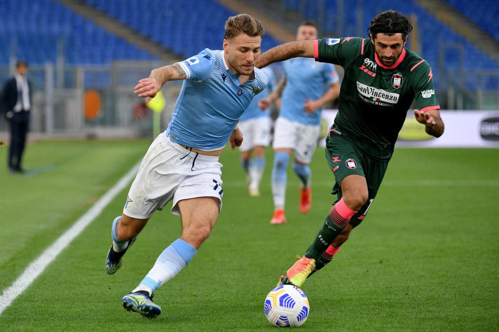 Lazio rescató el triunfo ante el discreto Crotone en los últimos minutos. Milinkovic-Savic (14’), Romero (39’) y Caicedo (84’) marcaron por los de Inzaghi; Simeon Nwankwo (29’, 50’) hizo los tantos para los que se acerca a buen a paso al descenso. Lazio y Crotone llegaron a 46 y 15 unidades, respectivamente.