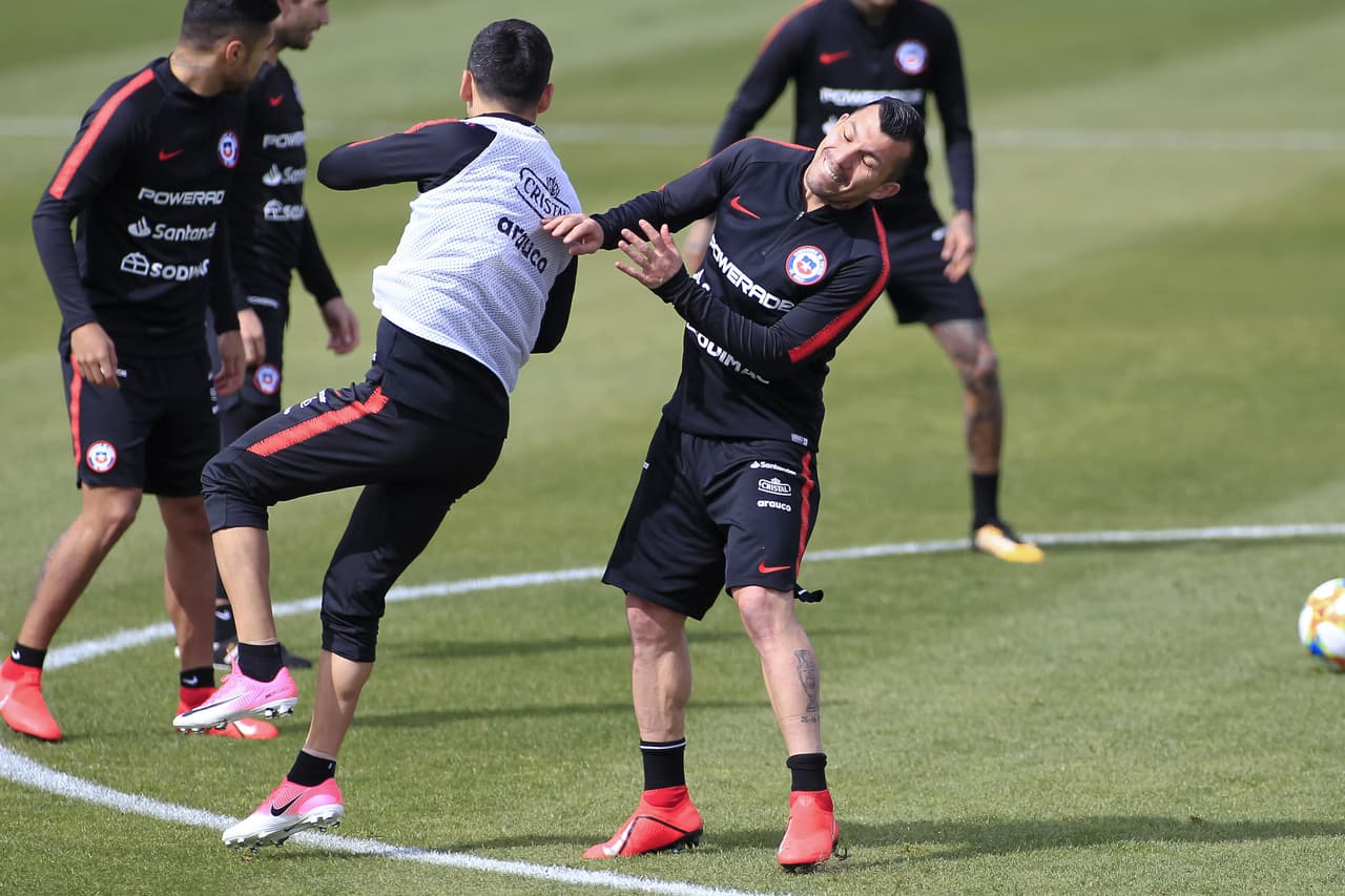 Chile, con Arturo Vidal a la cabeza y bajo la batuta del colombiano Reinaldo Rueda, prepara su choque contra México, al que espera volver a vencer ahora que está Gerardo Martino como técnico.