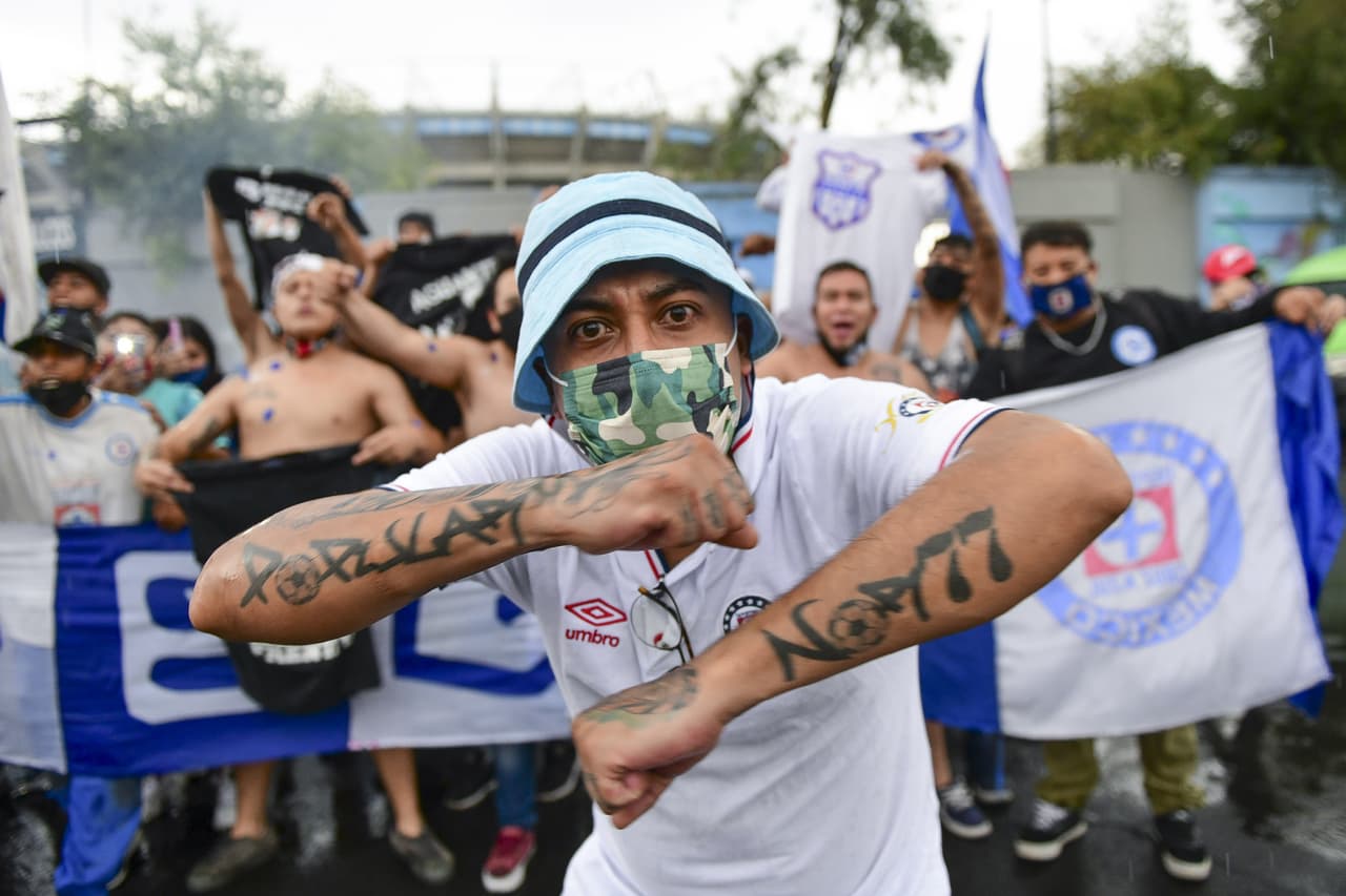 Algunos aficionados de la Máquina del Cruz Azul hicieron un pequeño viaje desde ecatepec para apoyar a sus futbolistas minutos antes de que inicie el clásico joven.