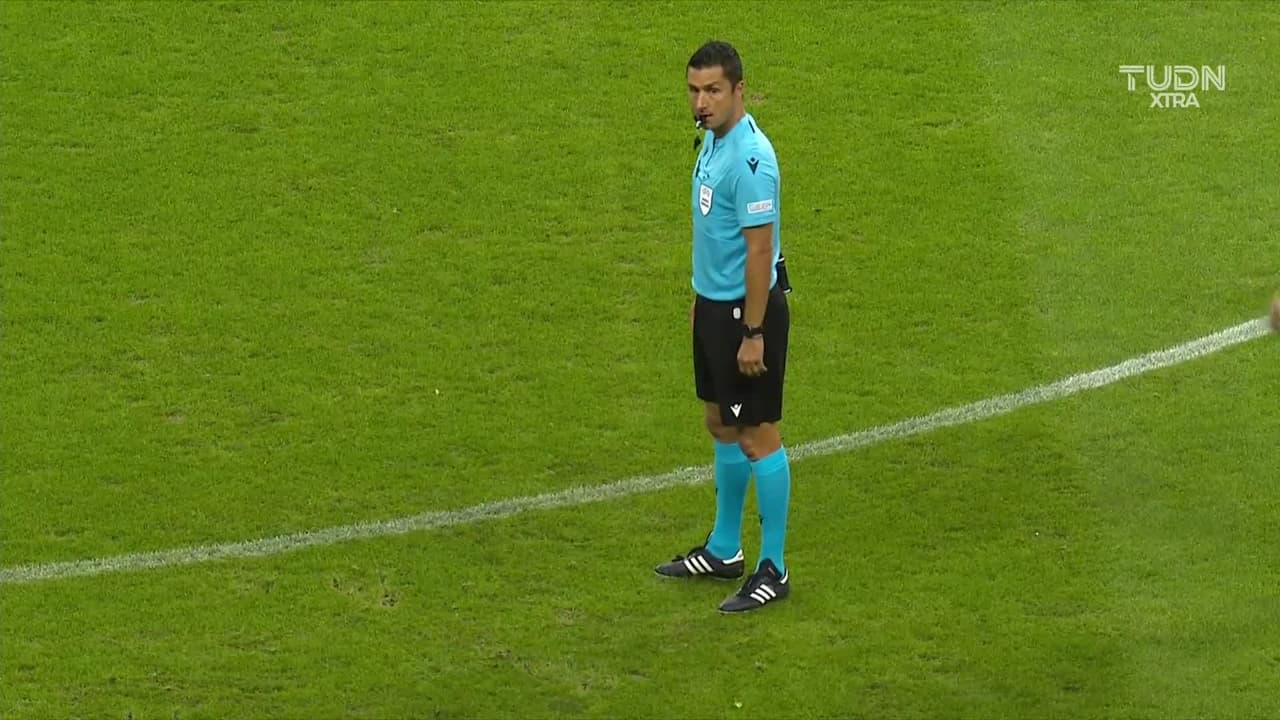 Arranca el partido y la pelota está en juego.