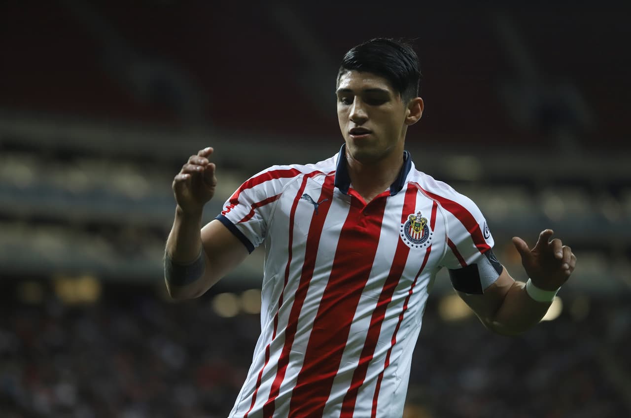 Alan Pulido fue el primero en avisar en el Akron con un zapatazo que se estrelló en el palo.