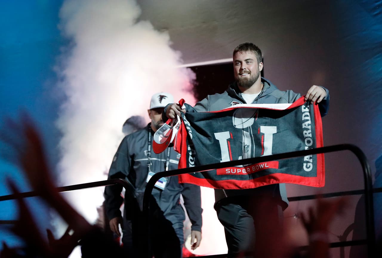 Ben Garland fue uno de los primeros representantes del equipo de Atlanta en presentarse ante las cámaras y salió con una bandera conmemorativa del Super Bowl número 51.