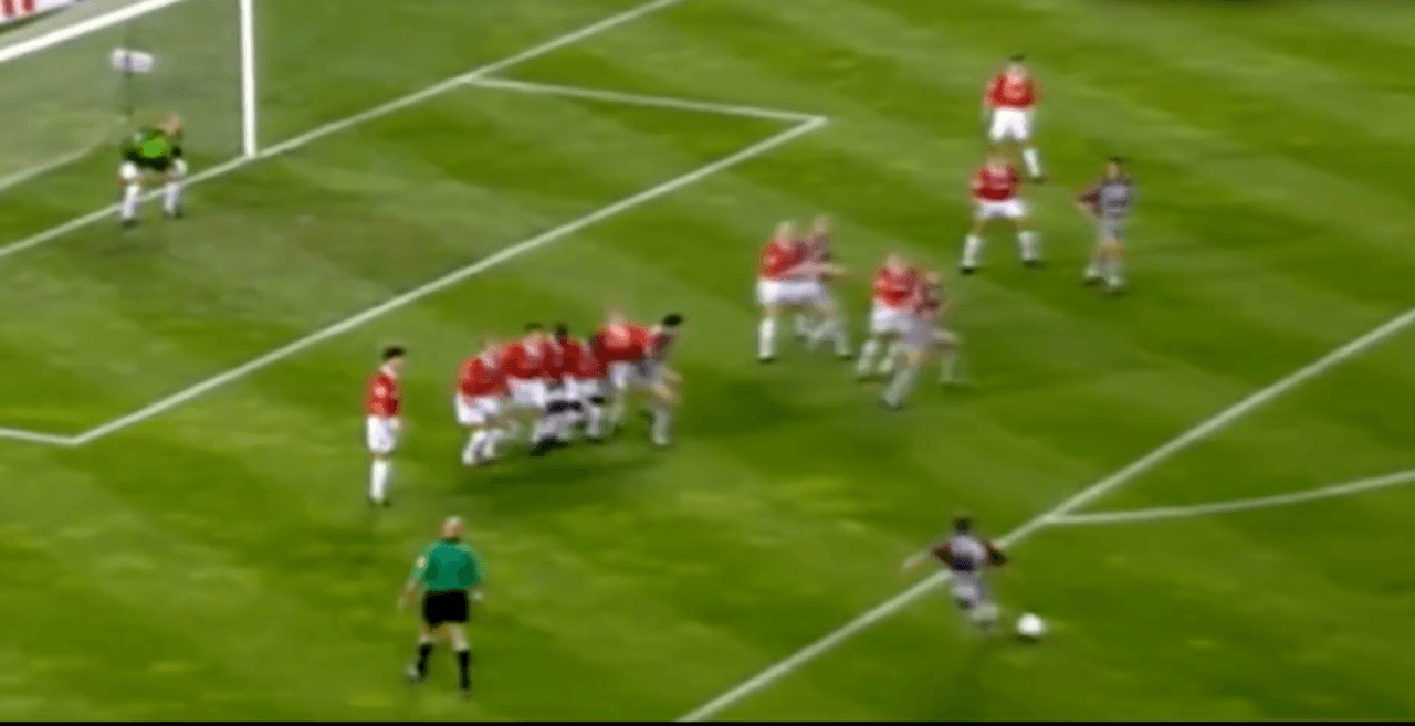 <b>¡El cero se rompió pronto!</b>
<br>Un tiro libre de Mario Basler al minuto 6 de acción dejó parado a Peter Schmeichel que nada pudo hacer y únicamente sacó el balón del fondo de las redes.