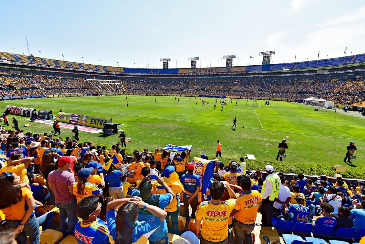 Tigres UANL tendrá que remontar en casa el 1-0 contra Monterrey y por eso antes del juego de vuelta de la Final de Liga de Campeones de Concacaf recibió el cariño y calidez de sus hinchas en un entrenamiento.