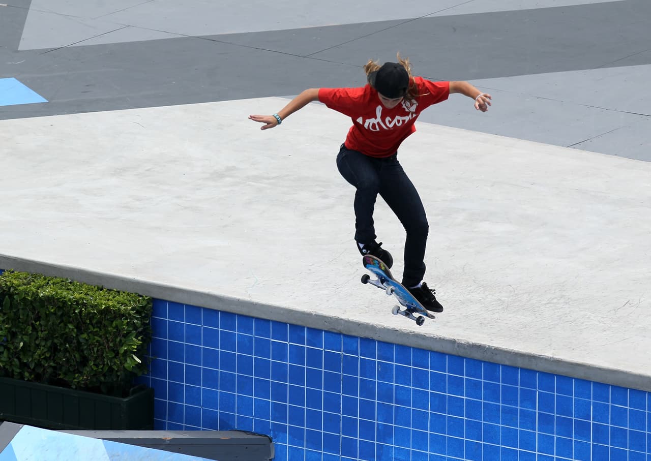 Bufoni fue subcampeona en el Mundial de Skate Street en Brasil y con motivo de ello Neymar le envió un mensaje en su Instagram: "Felicidades, mi amor", confirmando su nuevo romance.