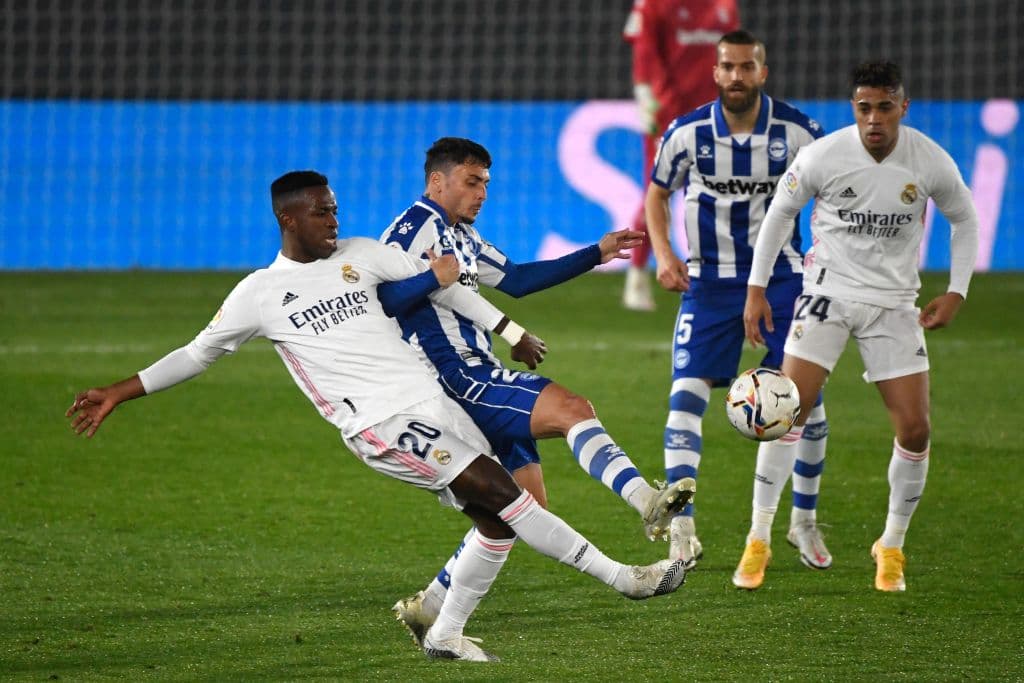 Los de Zidane fueron superados 1-2 en su décimo encuentro de la competición española. Lucas Pérez (5’) abrió el marcador para los visitantes y Joselu (49’) creció la diferencia. Casmiro (86’) descontó, pero no fue suficiente para evitar la derrota.