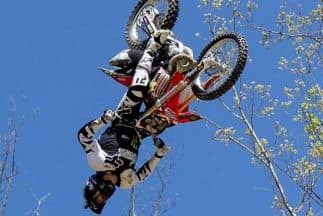 El arriesgado rider de freestyle motocross acaba de romper los límites de lo que es posible en dos ruedas. 