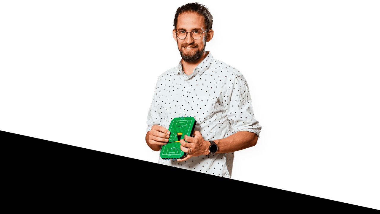 “Siempre es un reto recrear algo tan enorme como un estadio de futbol en un modelo LEGO a escala. También entendí que son los pequeños detalles los que hacen del Old Trafford un lugar tan especial, así que era importante incluir elementos como el reloj de Múnich y las estatuas de Sir Alex, Sir Matt y la Trinidad del United en el modelo final”, comentó uno de los creadores.