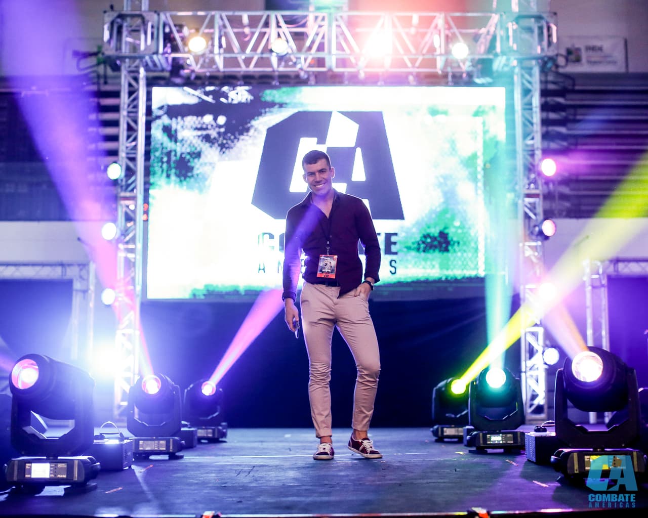 El colorido y la alegría, junto a los rituales y detalles en la intimidad de los atletas, fueron parte del Combate Américas en la fiesta de las artes marciales mixtas.