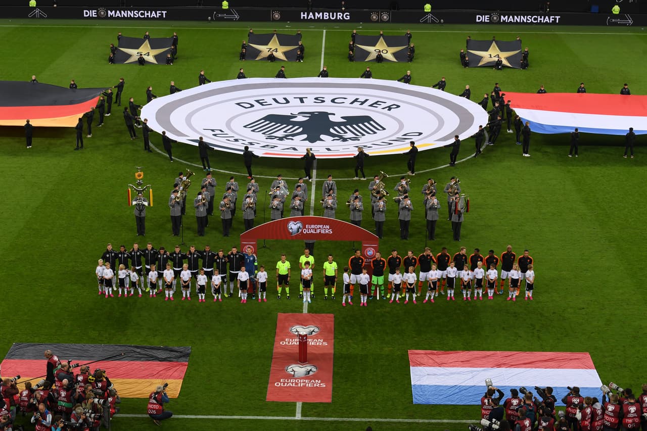 Alemania vencía 1-0 tras un gran primer tiempo pero Holanda mejoró con los cambios de Koeman y remontó en la segunda parte. Frenkie de Jong, Donyell Malen, Georginio Wijnaldum y un autogol de Jonathan Tah permitieron la remontada frente a los germanos que se adelantaron con gol de Gnabry y recortaron distancias gracias al penal bien ejecutado por Toni Kroos.