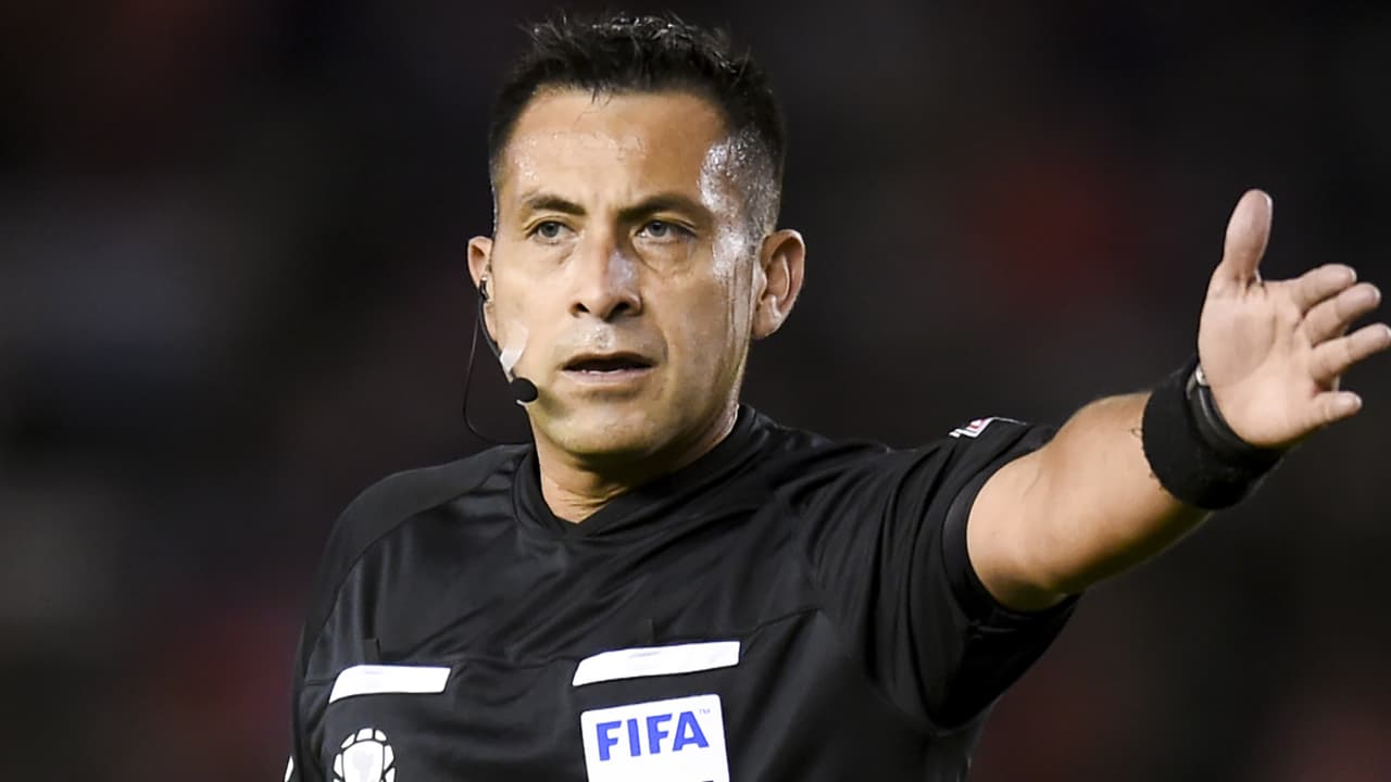 Reúnen firmas para destituir a árbitro del Perú vs. Brasil