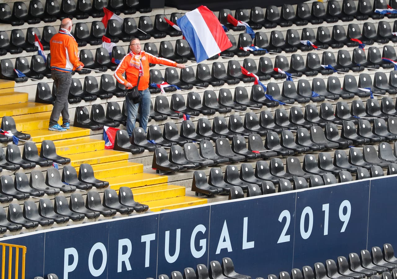 Guimaraes (Portugal) recibió este jueves la segunda Semifinal de la UEFA Nations League bajo una intensa lluvia durante la previa. A pesar del mal clima, los aficionados de Inglaterra y Holanda disfrutaron de un gran ambiente a pesar de que solo unos celebrarán el paso a la Final ante Portugal.