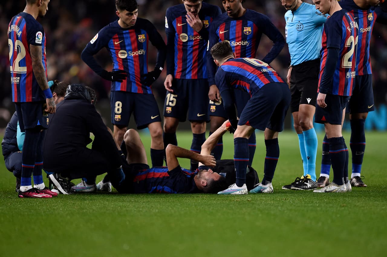 Sergio Busquets será baja en el Barcelona por un esguince de tobillo.