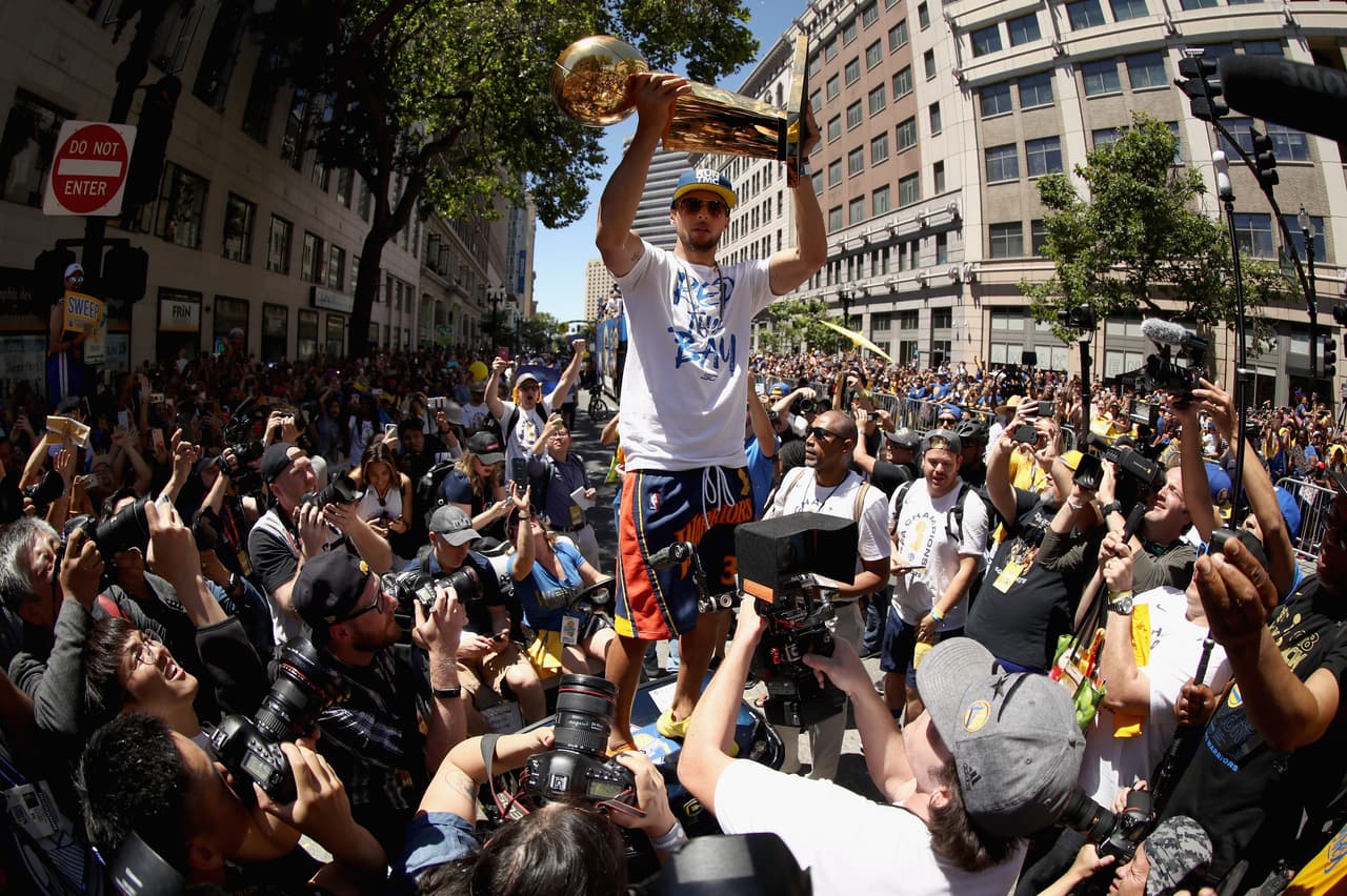 Miles de aficionados de los Golden State vivieron la celebración en un gran ambiente. Curry, Durant, Klay Thompson, Draymond Green y demás disfrutaron de su nueva victoria en el mejor baloncesto del mundo, la NBA.