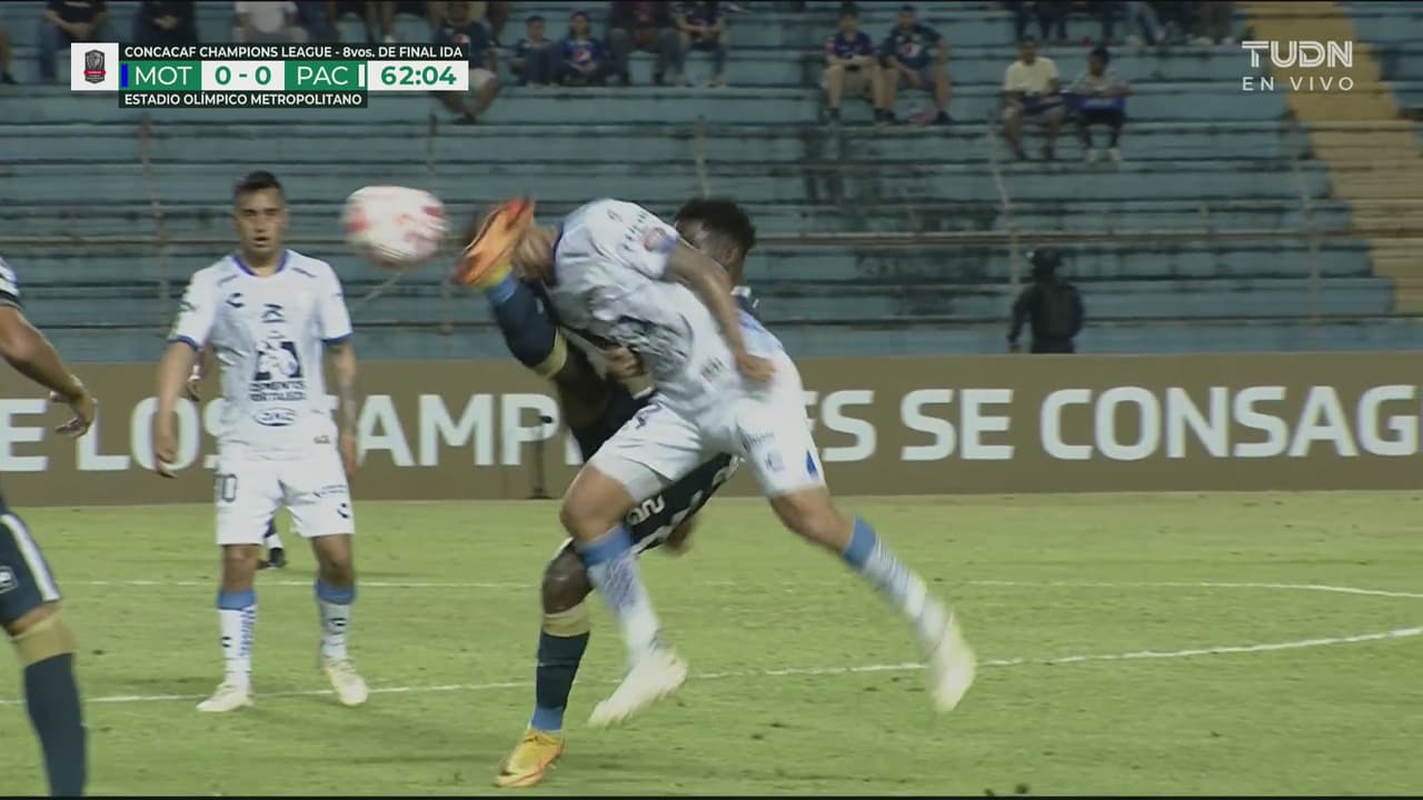 ¡Cuidado con el rostro! Núñez termina pateando la cara de Chávez