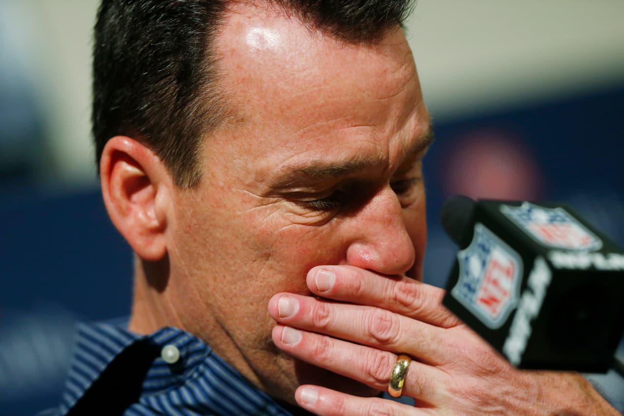 Gary Kubiak trata de contener las lágrimas en una conferencia de prensa en la que anunció su renuncia como entrenador de los Broncos de Denver, el lunes 2 de enero de 2017 (AP Foto/David Zalubowski)