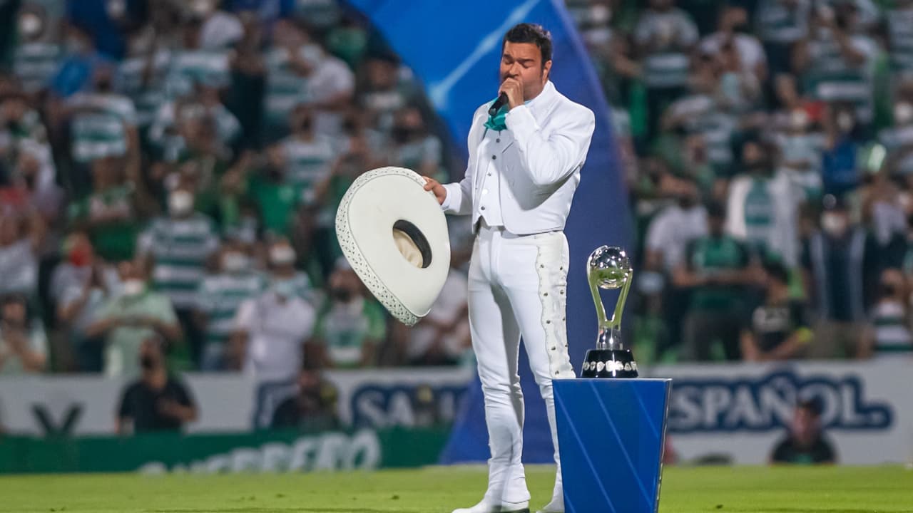 Pablo Montero se equivoca al cantar el Himno Nacional en la final