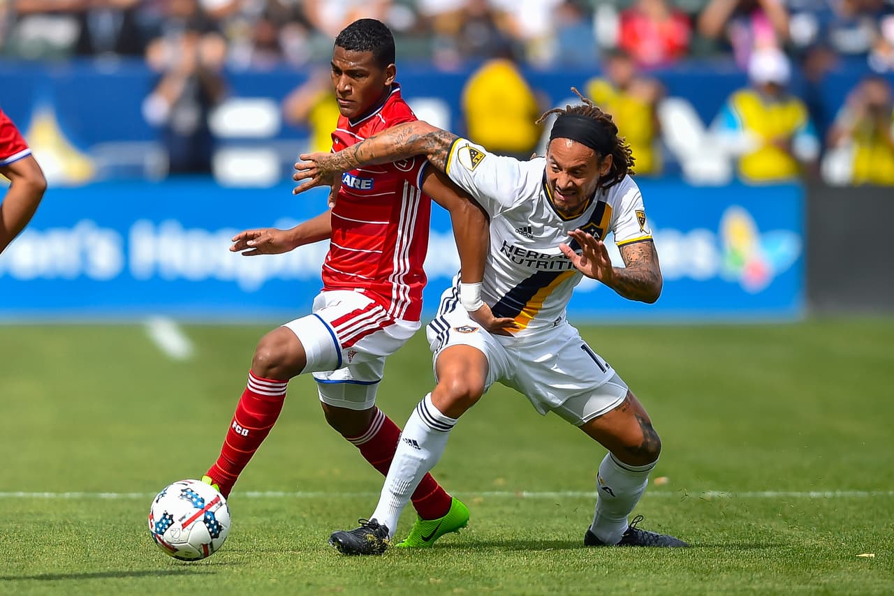 El ecuatoriano Carlos Gruezo (izquierda), del FC Dallas, disputa un balón con Jermaine Jones, del Galaxy de Los Ángeles, en el encuentro de la MLS disputado el sábado 4 de marzo de 2017 en Carson, California (AP Foto/Gus Ruelas)
