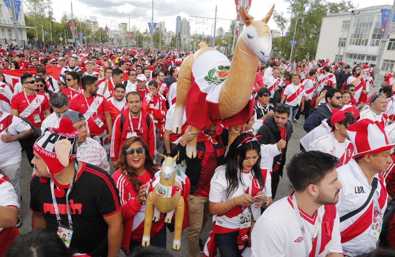 El colorido y fiesta de los fanáticos, en su mayoría de los incas, se apoderó de Ekaterinburgo en medio del partido entre Francia y Perú, en la segunda jornada del grupo C del Mundial de Rusia 2018.