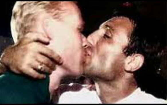 Finalmente, Hristo Stoichkov y Ronald Koeman protagonizaron uno de los besos más polémicos del deporte, cuando durante el festejo de la Copa de Europa que ganaron en 1992 con el Barcelona se besaron en los labios al calor de las copas.