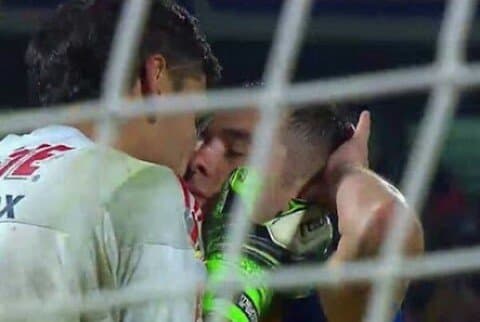 Beso entre fieras. Tras una férrea final entre Tigres y Pumas en el Apertura 2015 de la Liga MX, el título debió definirse en tiros penales e Israel Jiménez anotó el del triunfo. Cuando éste festejaba, el arquero de Tigres se acercó y le dio un corto, pero claro beso en la boca.