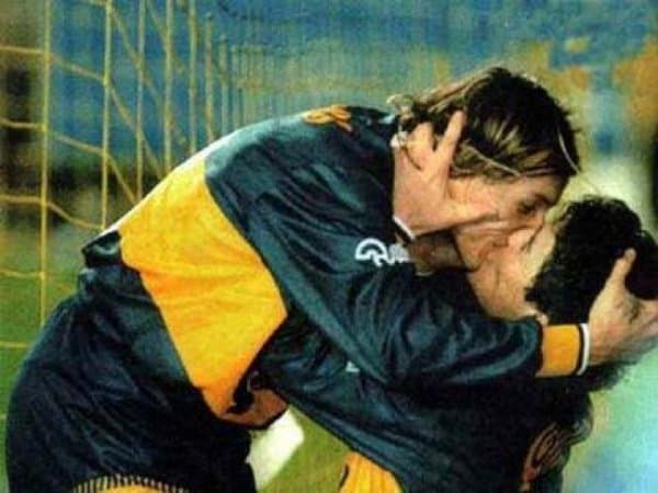 El beso del Alma. Diego Maradona y Claudio Caniggia eran grandes amigos y todos lo sabían, pero aquella amistad les llevó al memorable beso del 14 de julio del 1996 cuando estaban en Boca Juniors. Esa noche Caniggia tuvo una estupenda actuación. Anotó tres goles al River Plate y dio el pase del cuarto para una victoria de 4-1. Basualdo hizo el primer tanto de todos, tras una asistencia de Caniggia, Maradona se acercó y le besó en la boca.