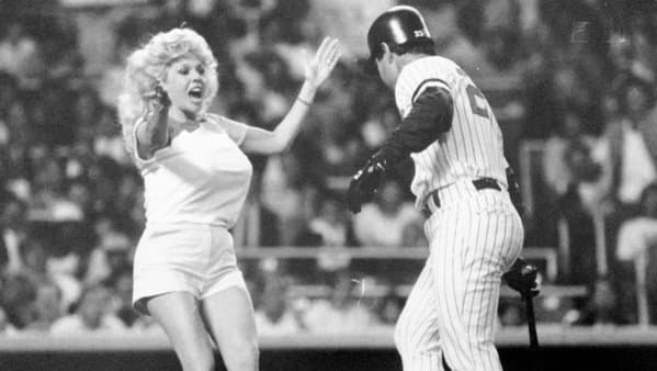 Besos robados. Entre las décadas de los 70 y 90's se hizo popular Morganna una bailarina exótica que invadía los campos deportivos para robar besos a los mejores deportistas. Entre sus víctimas se encontraron grandes figuras como Nolan Ryan y Cal Ripken Jr.