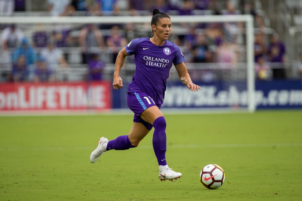 Actualmente la defensora defiende la playera del Orlando Pride de la Liga femenina y con 34 años ha dado un paso gigante en su vida personal junto a su pareja.