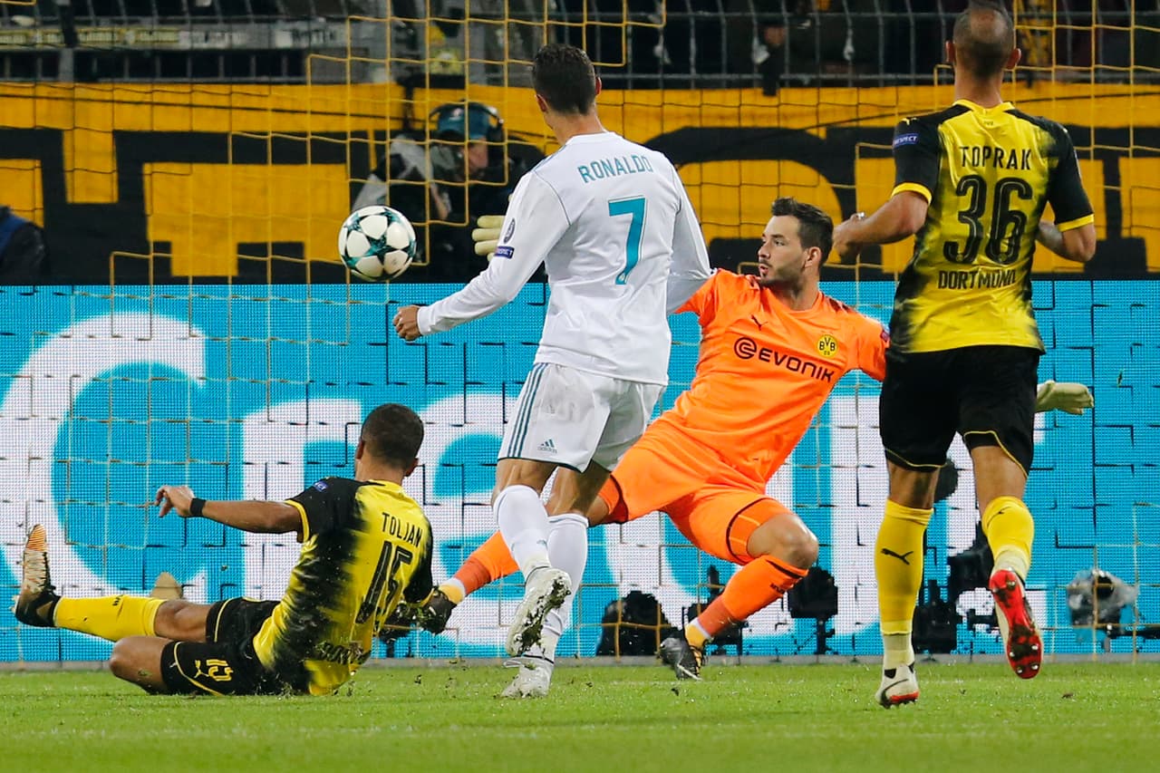 En la segunda mitad, llegarían los goles de Cristiano Ronaldo. El primero de ellos al minuto 49 con esta definición.