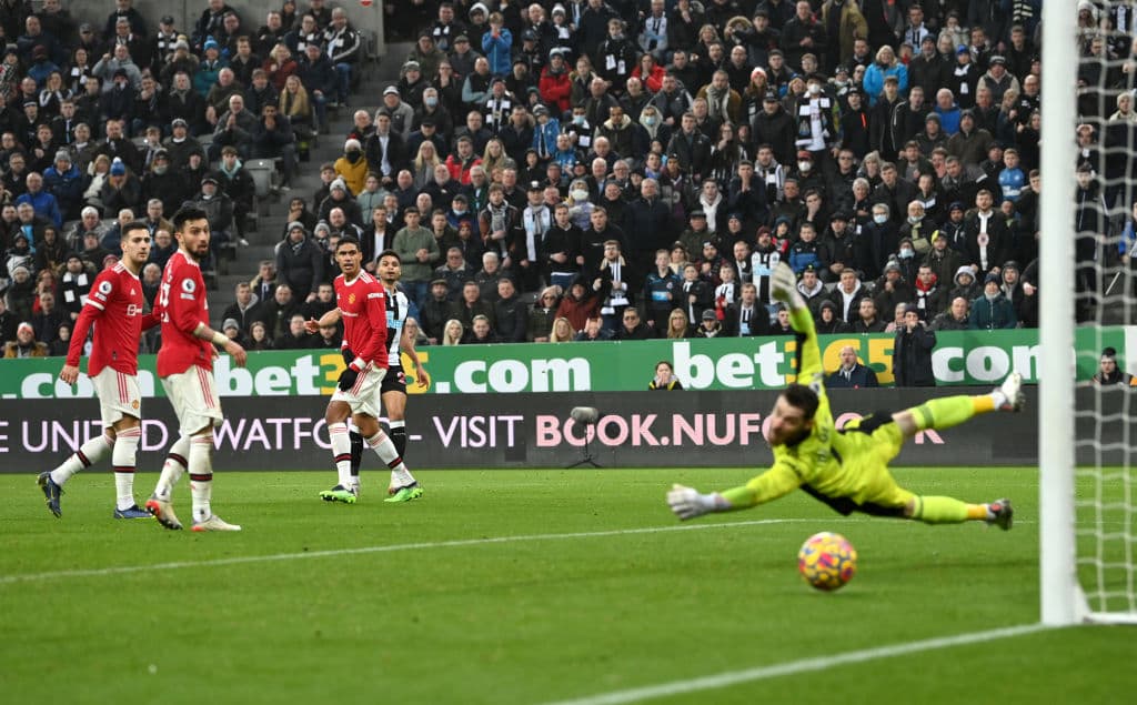 Newcastle sorprende con inceíb le futbol y logran robarle un punto al Manchester United con el epate 1-1.