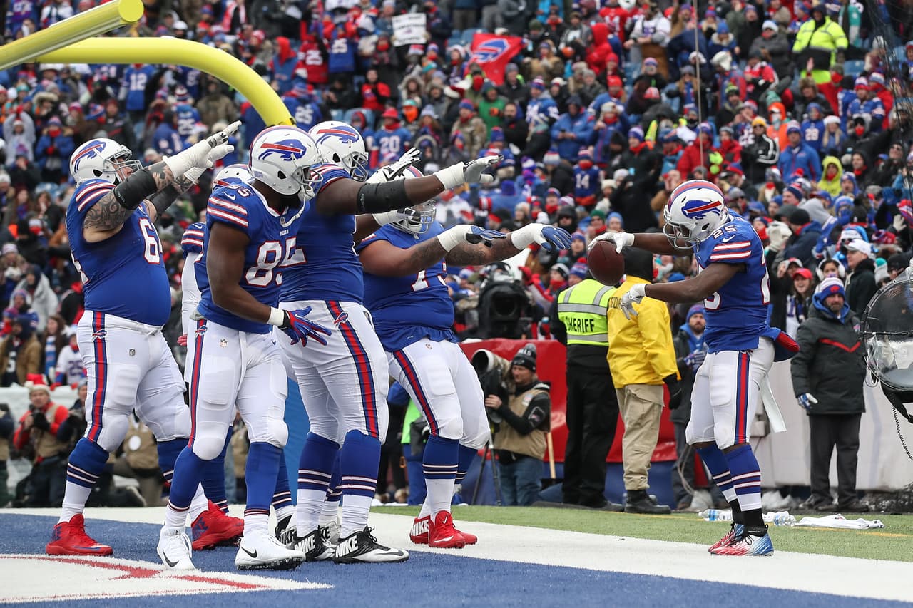 Con gran tarde de McCoy, los Bills se mantienen en playoffs