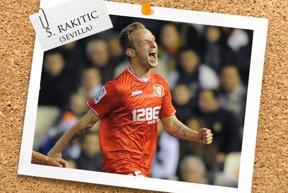 El mediocampo inicia con un talentoso croata, Iván Rakitic.