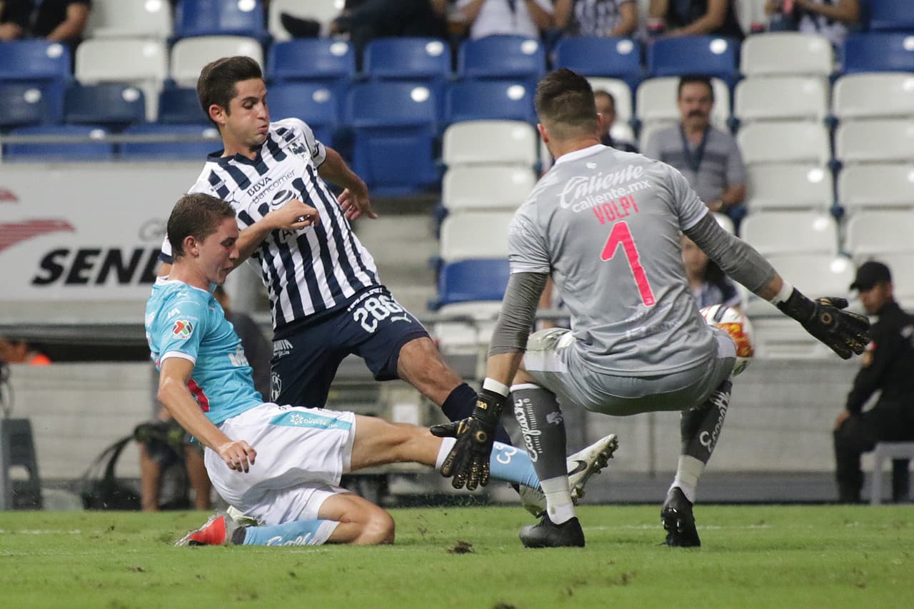 A pesar de que los Rayados anotaron ese gol no quitron el pie del acelerador. Aquí en una jugada de peligro de Daniel Lajud (286) que oportunamente salió a achicar Volpi para bloquear el tiro.