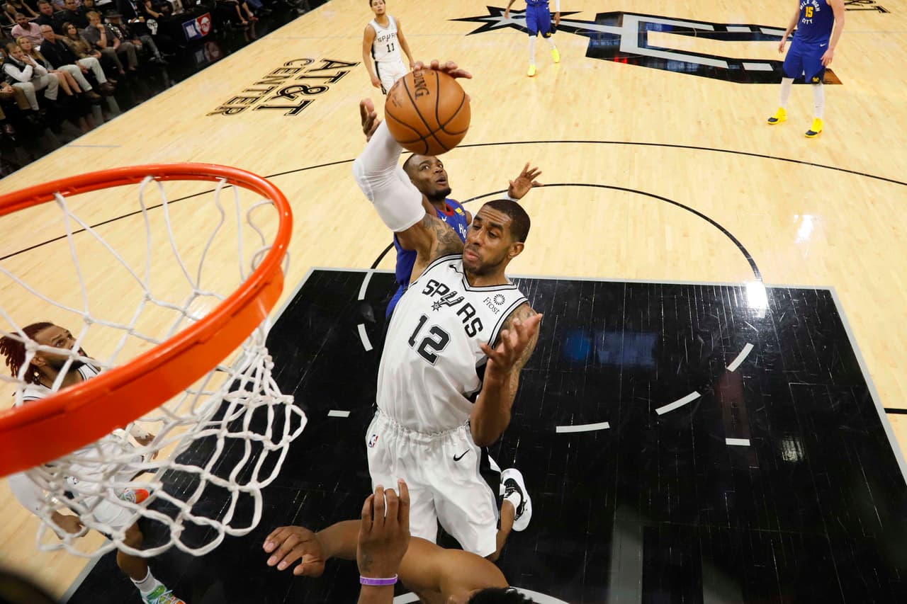 Los San Antonio Spurs forzaron al séptimo y decisivo juego de la serie de primera ronda de Playoffs ante los Denver Nuggets. Les compartimos las mejores imágenes.