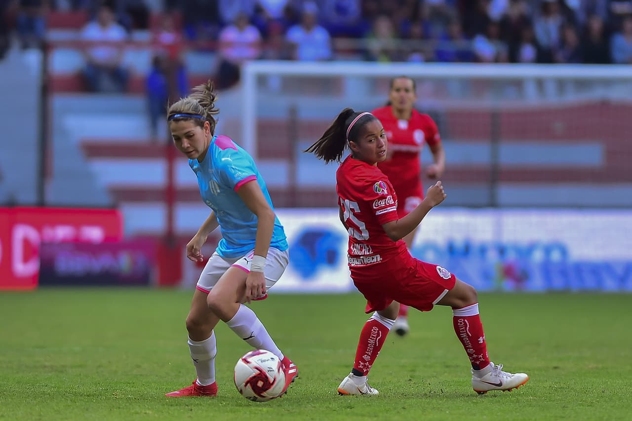Con goles de Desiree Monsiváis, Rayadas venció, no sin sufrir al final 1-2 a las Diablitas del Toluca, en la Bombonera, Karla Saavedra descontó para las locales.