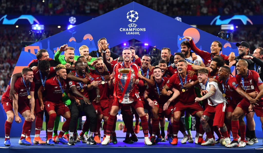 ¡El momento esperado! El capitán Jordan Henderson con el trofeo de la Champions.
