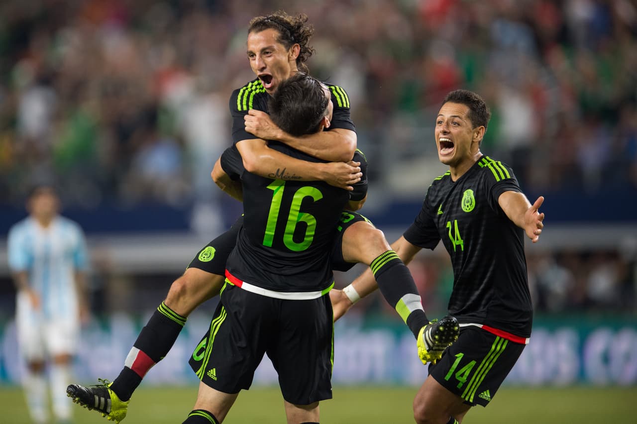 Chicharito y Guardado felicitan a Héctor Herrera por su gol a Argentina.