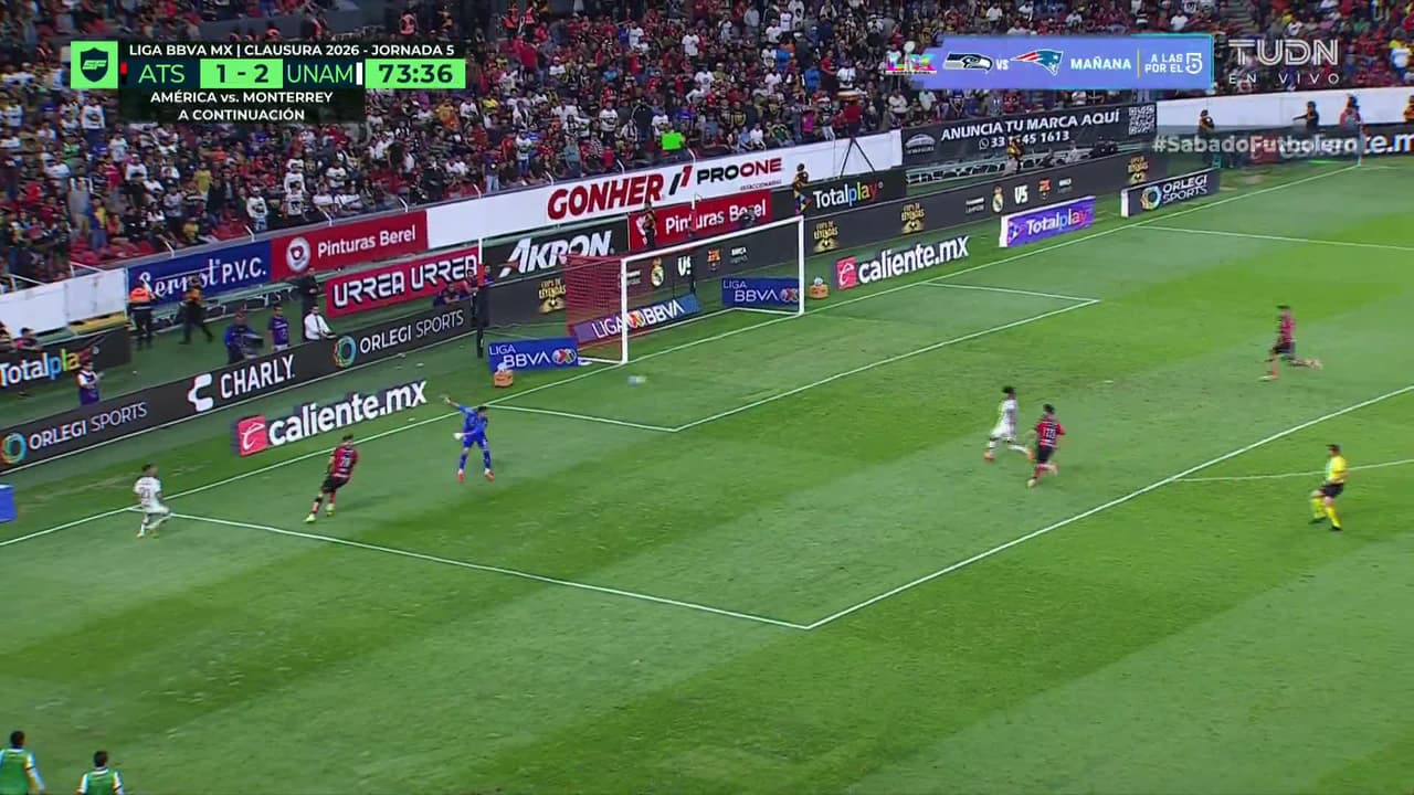 ¡CERCA! Robert Morales disparó que se estrella en el poste.