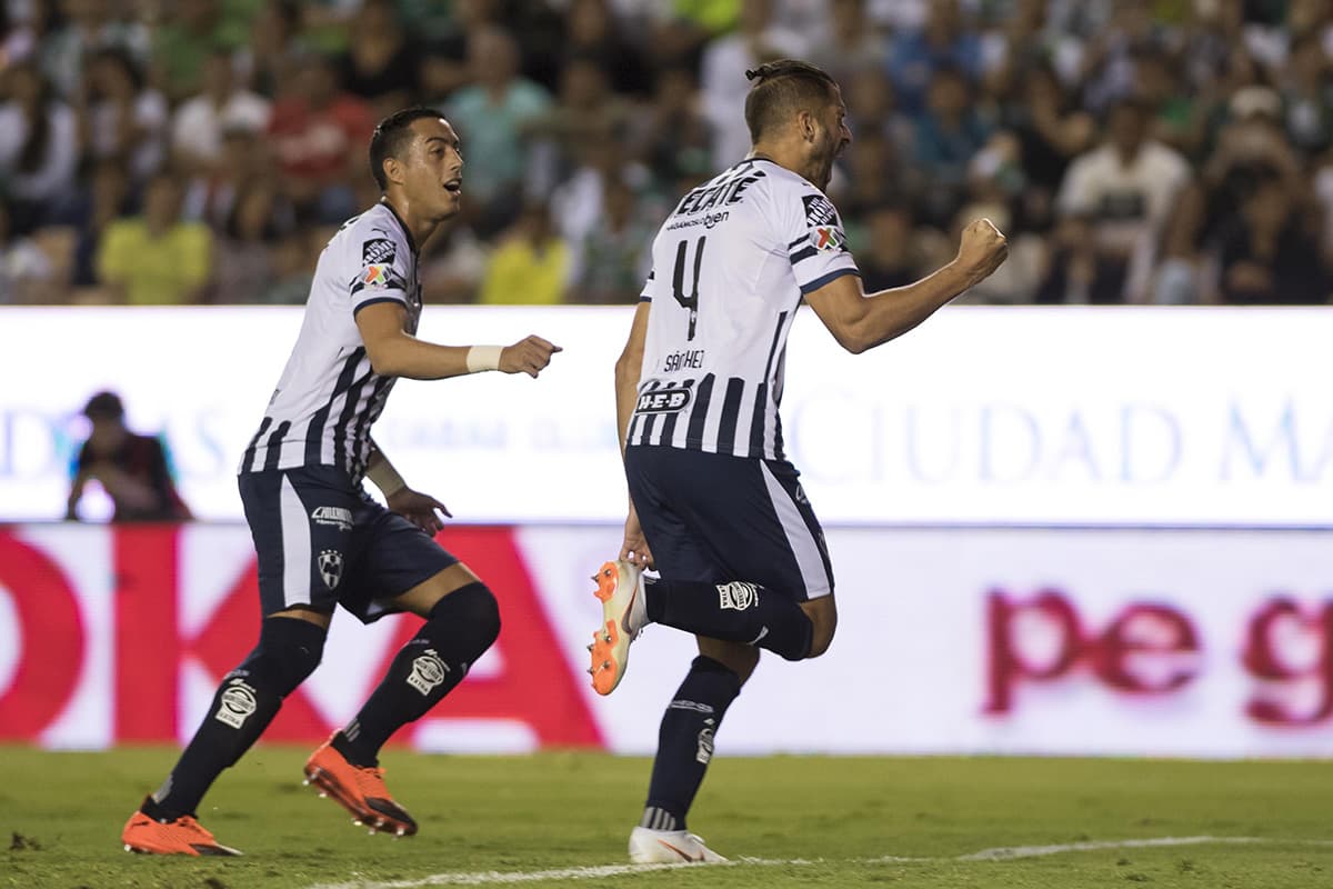 El primer gol de Rayados corrió por cuenta del defensa argentino Nicolás Sánchez (derecha) al minuto 74'.