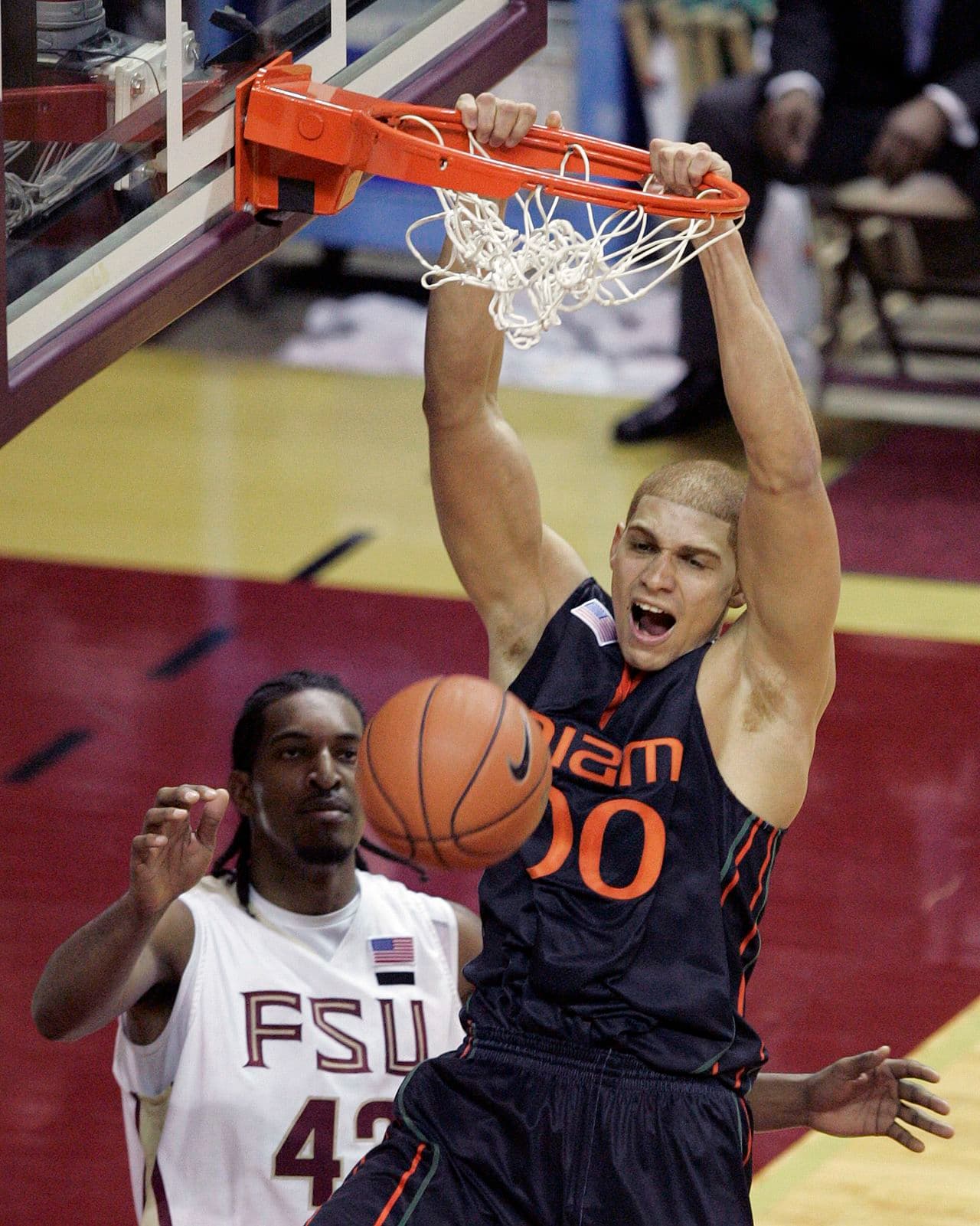 Jimmy Graham (Universidad de Miami).- Antes de ser elegido en el Draft por los New Orleans Saints en el 2010, el ala cerrada Jimmy Graham solo había jugado una temporada de fútbol americano en la Universidad de Miami, pero pasó cuatro años en el equipo de básquetbol y fue al Torneo de la NCAA en 2008 y 2009.